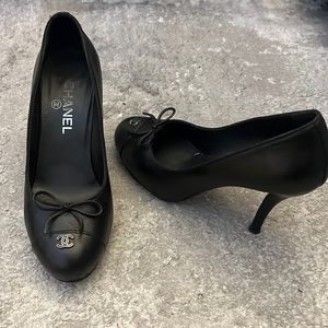 CHANEL BLACK LEATHER CLASSIC HEEL PUMPS FRONT LOGO GREAT CONDITION 38.5